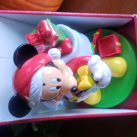 New Disney Mickey Mouse Candy Dispenser Santa Christmas presents - Picture 11 of 14
